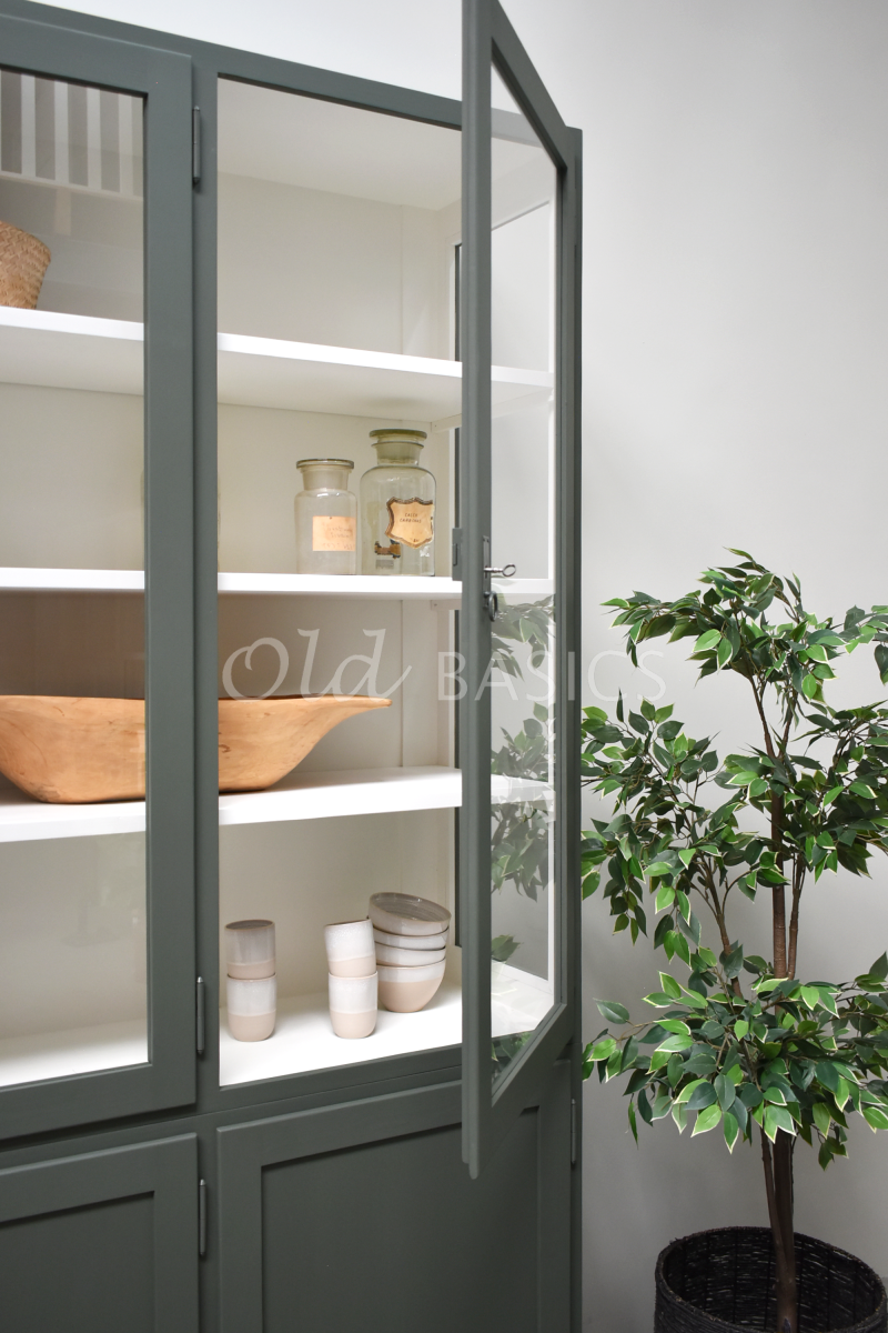 Detail van Vitrinekast Jeanette, 3 deuren, RAL7009, groen, grijs, materiaal hout